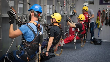 Rezolv Energy oferă 100 de locuri gratuite de formare în domeniul energiei regenerabile, în parteneriat cu RenewAcad