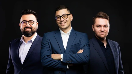 Trei tineri români vor să creeze 90 de roboți AI în 90 de zile pentru digitalizarea IMM-urilor din România