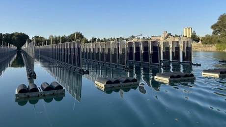 Premieră: A fost inaugurat primul parc fotovoltaic plutitor cu panouri verticale din lume