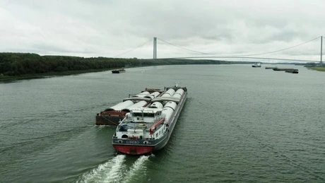 FOTO Turbine eoliene merg pe Dunăre. Cum avansează construcția parcului eolian de 99 MW din Galați al suedezilor de la OX2, Green Breeze
