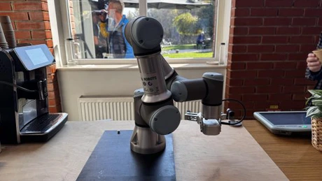 VIDEO. Din fabrici în cafenele. Cum prepară un robot o cafea la București