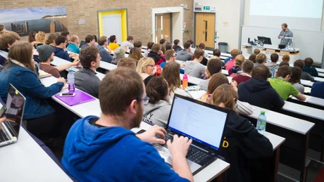 Google oferă acces gratuit la instrumente de AI pentru studenții din România