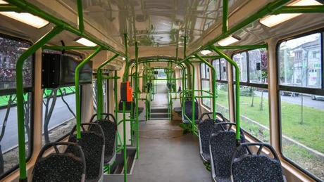 Bucureștiul blocat - Linia de tramvai 41 a fost oprită după ce o persoană care conducea o trotinetă electrică a căzut pe linie