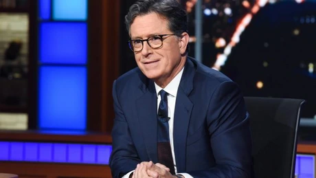 Trump critică vehement emisiuniele umoristice de la televiziunile americane, în care este ironizat deseori, și amenință cu ridicarea licențelor. Ținta principală este comediantul Stephen Colbert