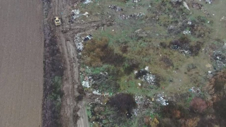 Garda de Mediu a confiscat, în urma imaginilor surprinse de o dronă, un buldozer folosit în gestionarea ilegală a deșeurilor de către Primăria Ciumeghiu (județul Bihor)