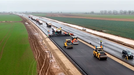 VIDEO Autostrada Transilvania: A început asfaltarea lotului Chiribiș - Biharia
