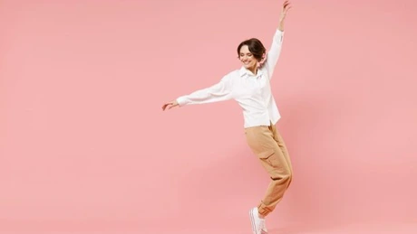 Cămașa albă clasică: Cum să o porți pentru un look elegant și sofisticat