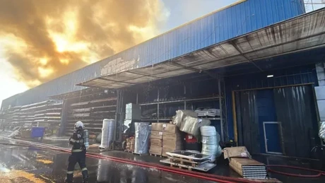 UPDATED Incendiu puternic în vestul Capitalei. 24 de autospeciale de pompieri sunt prezente, se acționează și cu roboți