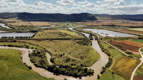 Teren cu poziție unică pe piața imobiliară: 20 de hectare cu lac, la confluența râurilor Arieș și Mureș, scos la vânzare FOTO