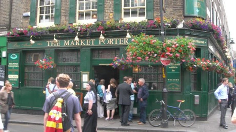 Guvernul britanic vrea să adopte măsuri fiscale pentru sprijinirea pub-urilor