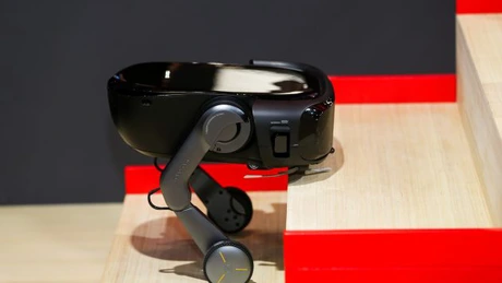 Roborock prezintă primul aspirator robot din lume care se deplasează pe picioare cu roți