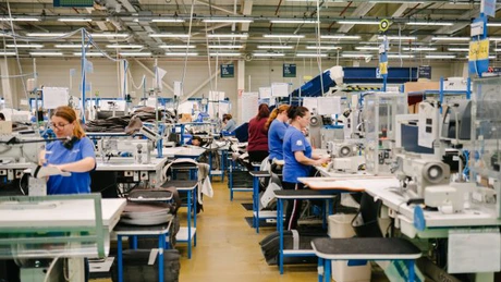 Un gigant din industria auto închide fabrica din România. Peste 1.000 de oameni vor fi concediaţi