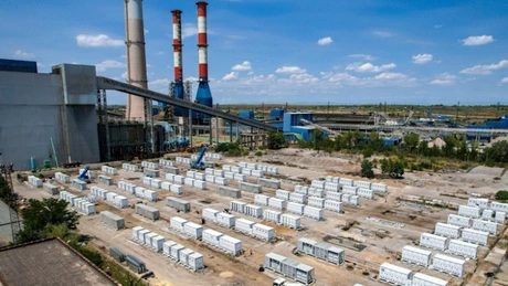 Bulgaria tocmai a instalat o baterie uriașă, de 500 MWh – doar aceasta înseamnă mai mult de jumătate din toata capacitatea României. La jumătatea anului, Bulgaria va ajunge la 15.000 MWh în baterii