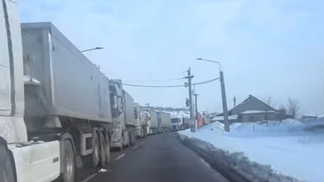 Zăpada abundentă i-a lăsat pe drumari fără sare. Se stă la coadă la saline - VIDEO