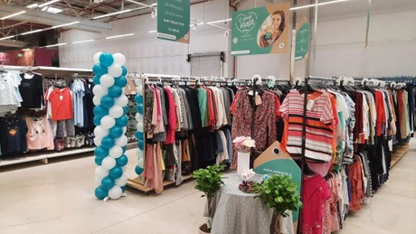 Era second-hand s-a întors. Auchan vinde în medie 1.000 de articole purtate pe zi