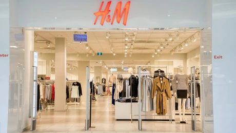H&M introduce plata în rate, în urma unui parteneriat cu banca digitală Klarna