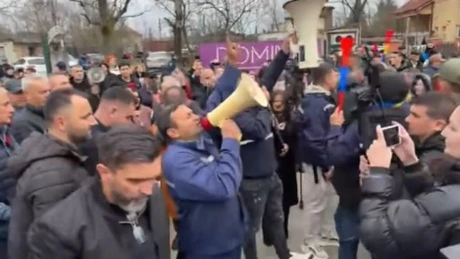Circa 1.500 de persoane participă la protestul minerilor de la Târgu-Jiu. Manifestația a început în fața sediului CE Oltenia și după aceea oamenii au pornit în marș prin oraș (VIDEO)