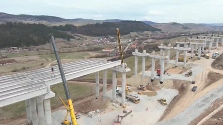 VIDEO Autostrada Transilvania: Turcii de la Ozaltin au montat jumătate din grinzi la viaductul de 2 kilometri