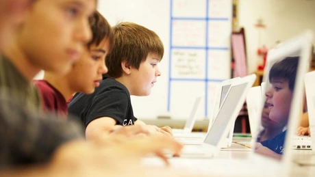 Ghid gratuit de inteligenţă artificială  - Cum să integrăm AI în procesul educaţional (ICDL România)