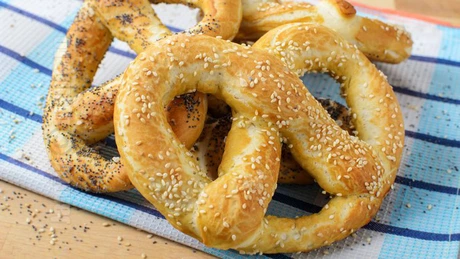 Recesiune și în restaurante. Am trecut pe covrigi și patiserie, 80% comandăm prin delivery. Românii ies tot mai rar - Studiu