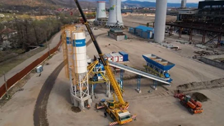 VIDEO Umbrărescu la combinatul Oțelu Roșu. Cum revine la viață una dintre cele mai vechi uzine din România