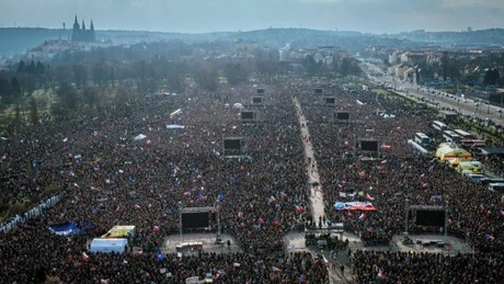 VIDEO Cehii au ieșit în stradă la cele mai mari proteste din istoria recentă. Scandări pro Uniunea Europeană