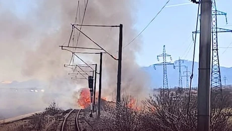 Update: Traficul între Feldioara și Apața a fost reluat. Traficul feroviar, suspendat temporar în zona Brașov, din cauza unui incendiu de vegetație