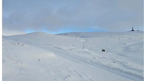 ANM avertizează că există un risc semnificativ de avalanșe în Munții Făgăraș și Bucegi la peste 1.800 de metri altitudine. Stratul de zăpadă de pe Vârful Omu depășește 2 metri