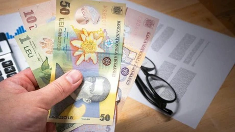 Credite online și bugetul lunar: cum își calculează românii banii de la salariu la salariu