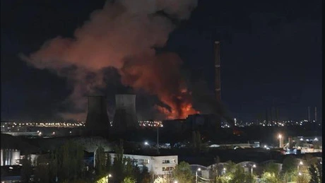 VIDEO Explozie urmată de incendiu în București, la CET Vest. Ard de tone de ulei și există posibilitatea de propagare a incendiului la o clădire din apropiere