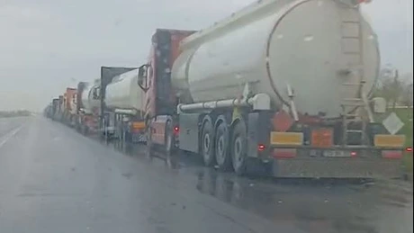 UPDATED VIDEO Coadă uriașă de cisterne în fața rafinăriei Petromidia, așteptând să încarce carburanți. Ce spune compania