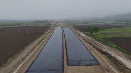 VIDEO Asfalt pe Autostrada Unirii A8: Imagini noi cu cel mai avansat lot, cel al turcilor de la Nurol