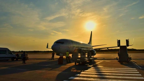 Criză de kerosen și prețuri majorate la vacanțe și bilete de avion: Clarificările oficiale ale UE. Documentul care spune clar dacă ești obligat să plătești majorările de preț sau nu