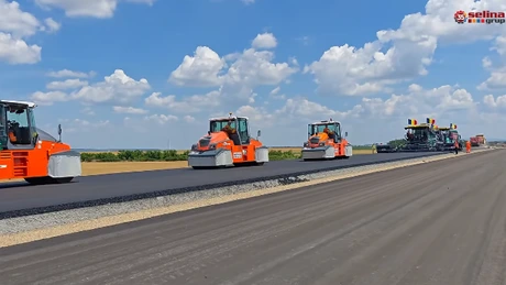 VIDEO Autostrada din România unde se asfaltează zilnic câte 1,5 kilometri pe o cale