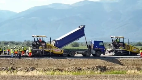 VIDEO Autostrada A13 Sibiu - Făgăraș: Makyol începe lucrările de asfaltare