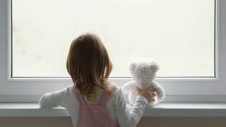 Prăbuşirea demografică continuă - 34 de ani de declin sever pentru populaţia României. Spor natural negativ şi în luna mai 2026, trei luni consecutive în care numărul deceselor a fost aproape dublu faţă de numărul naşterilor - date INS