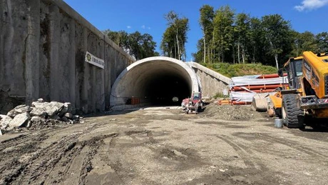 FOTO Autostrada A1 Lugoj - Deva. Doar 107 metri până la străpungerea tunelului de doi kilometri