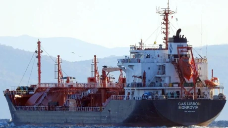Alertă în Marea Neagră - Explozie pe o navă care transporta GPL, lângă România. Ce spun Nicuşor Dan şi DSU despre !nava lovită