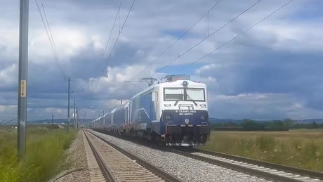 VIDEO Cum circulă un tren PNRR pe o linie recent modernizată din România