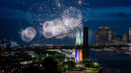 Focuri de artificii, survoluri şi un discurs 