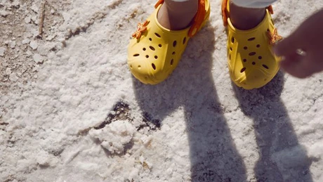 Top 7 Crocs pentru copii care rezistă la joacă și la spălat