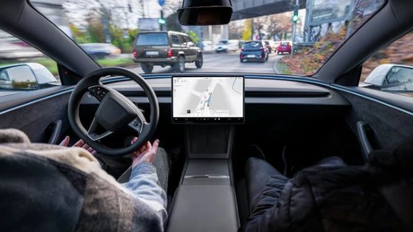Tesla pune presiune pe UE pentru aprobarea FSD. Compania susține că sistemul reduce de patru ori numărul coliziunilor