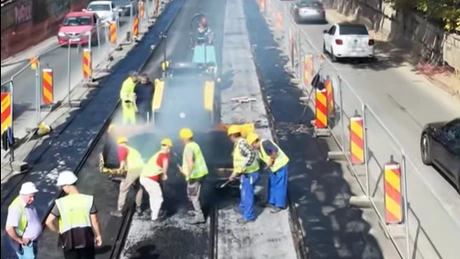 VIDEO Se așterne primul strat de asfalt la șinele de tramvai din zona Podului Constanța. Când se deschide circulația la două benzi pe sens