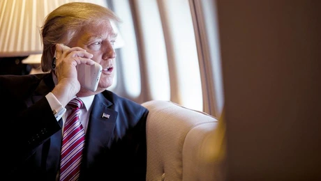 Trump obligă firmele americane să producă în SUA, dar telefonul său nu poate fi produs în SUA, doar asamblat cu piese produse în străinătate