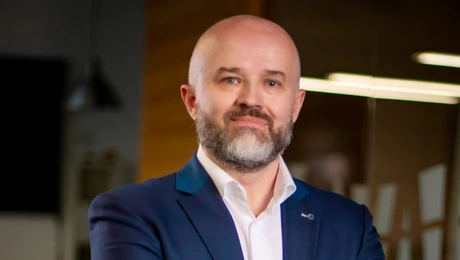 Life is Hard, afaceri în scădere în primul trimestru