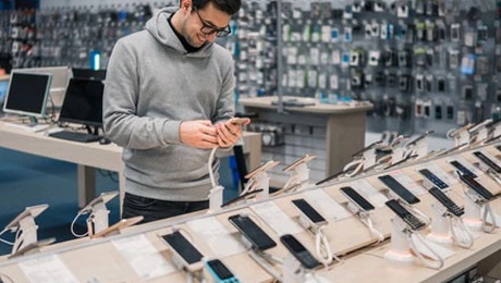 Evoluția prețului unui smartphone. Portofele mai goale pentru consumatori, conturi pline pentru producători în primul trimestru