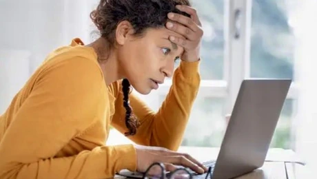 Vacanțele devin ținta preferată a hackerilor: val de escrocherii online cu rezervări de vacanță