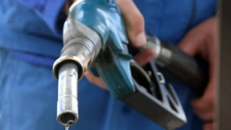 Petrolul se ieftineşte, dar carburanţii se scumpesc în România din cauza plafonării adaosului comercial. Suntem un caz unic în Europa – Chisăliţă (AEI)