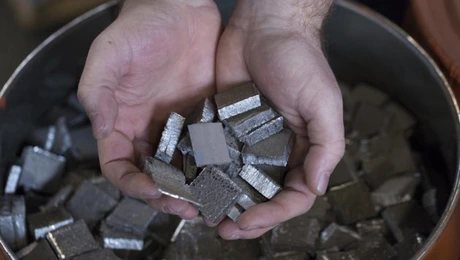 Litiul se prăbuşeşte în China. De ce preţul metalului care alimentează tranziţia energetică devine vulnerabil?