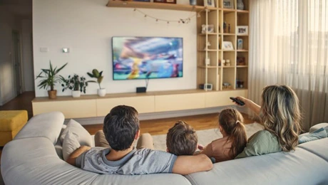 Românii au luat televizoare de 400 de milioane de euro și cumpără tot mai scump. ”Oamenii nu se mai uită doar la preț” – Vicepreședinte Samsung România și Bulgaria